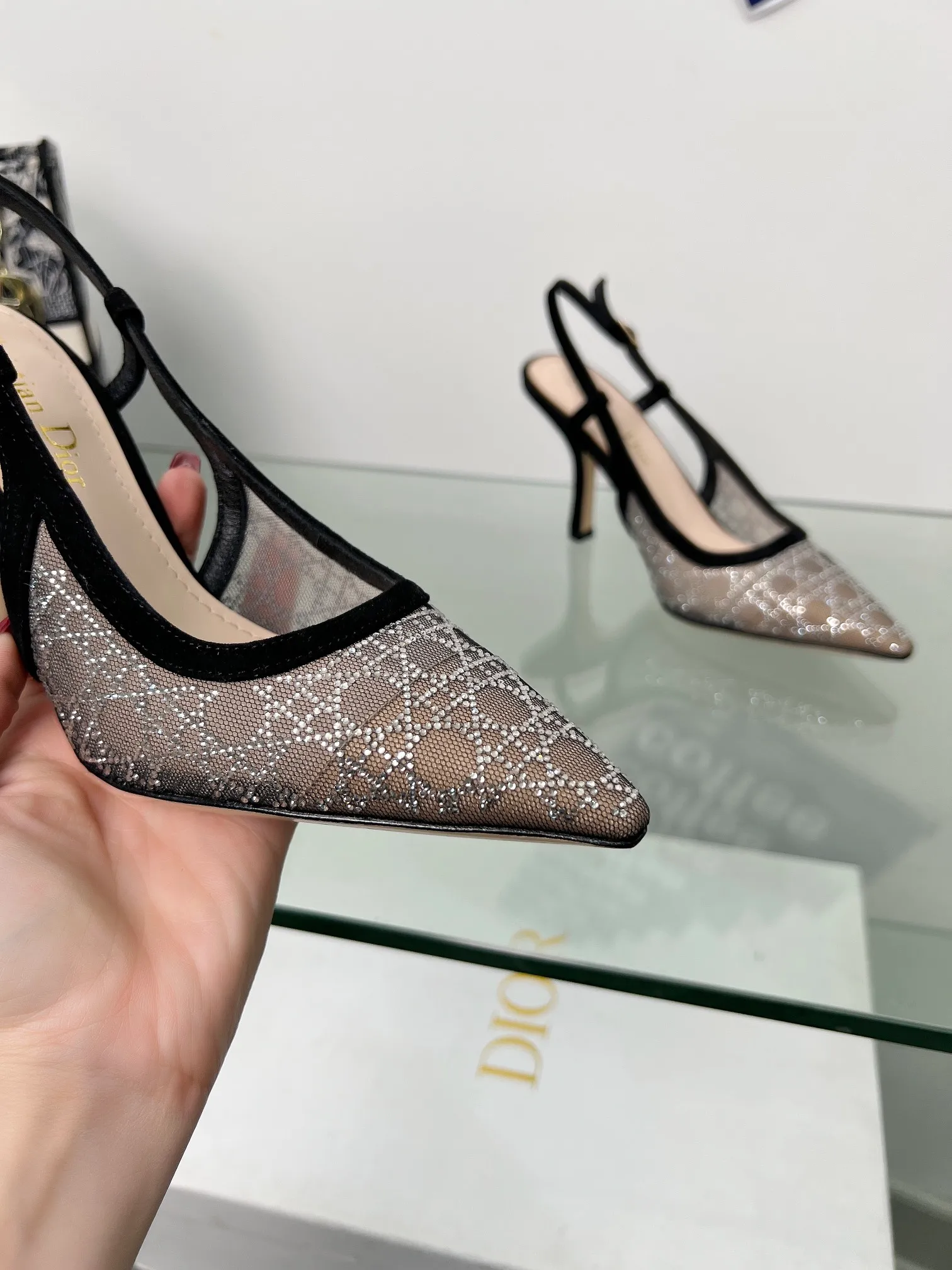 👟👟Ex-factory price 560👟👟Dior 2025 spring and summer catwalk new style bling...bling...crystal shoes Capture one-line high-heeled Mule women's shoes Star same rhinestone square toe cannage pattern cat heel slippers The top high-end version on the market Exclusive sale Material: original custom mesh inlaid with hot Australian rhinestones + water-dyed sheepskin feet + original molded hardware buckles + Italian leather outsole Heel height: 6.5CM/9.5CM size: 33-44 (33.34.40.41.42.43.44 is custom-made and cannot be returned or exchanged)